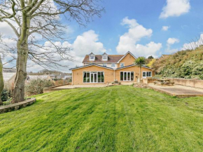 6 Bed in Ellington 91805